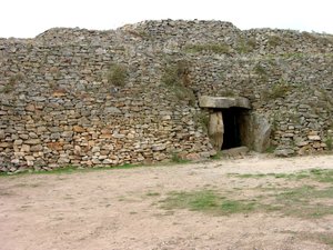 Entrada a la tumba de pasaje, descubierta en 1825 de Neolithic